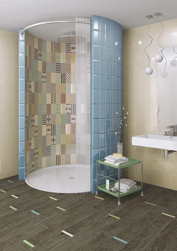 Baño con azulejos efecto hidráulico, colección Mugat/rivoli de Vives
