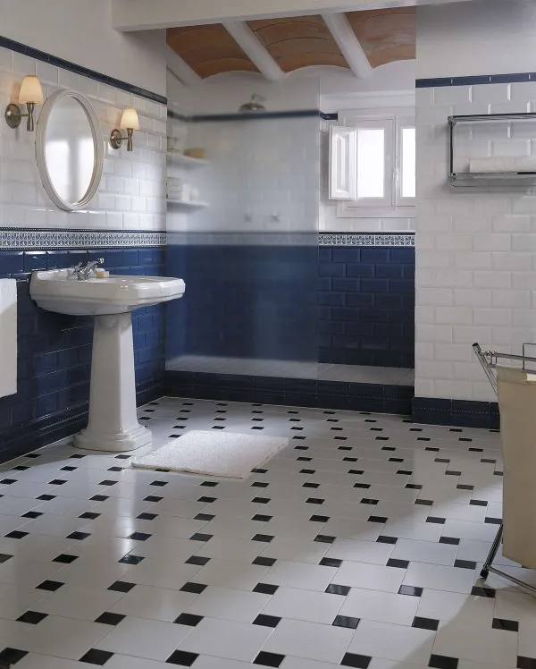 Baño con azulejos efecto hidráulico, colección Mugat/rivoli de Vives
