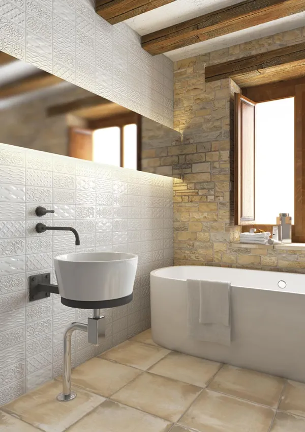 Baño con azulejos efecto hidráulico en tonos cálidos, colección Mugat/rivoli de Vives