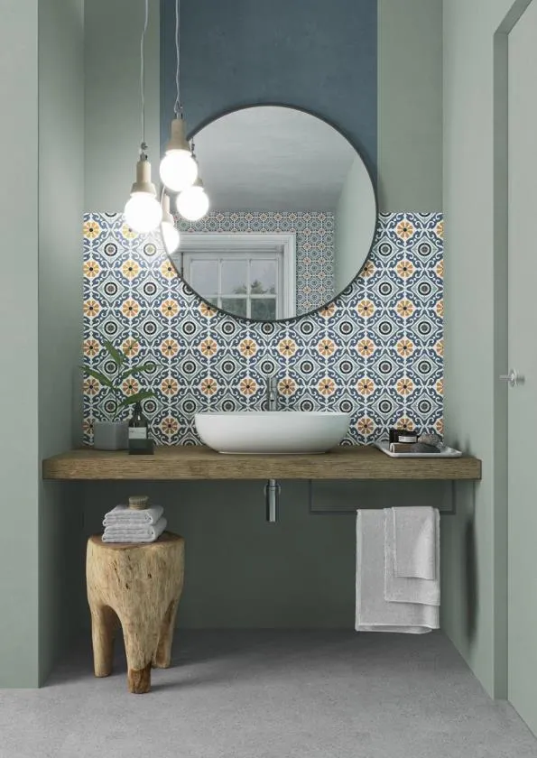 Baño con azulejos efecto hidráulico en tonos fríos, colección Musa de Gaya Fores