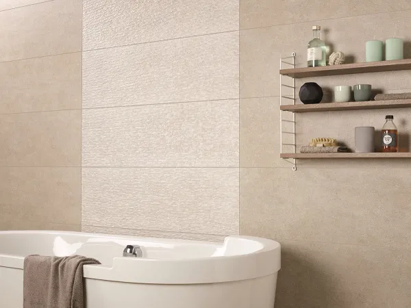 Baño con azulejos efecto hidráulico en tonos cálidos, colección Neolitick de Colorker
