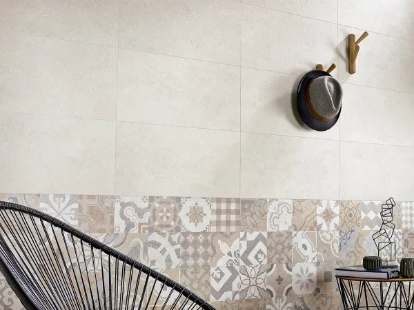 Baño con azulejos efecto hidráulico en tonos neutros, colección Neolitick de Colorker