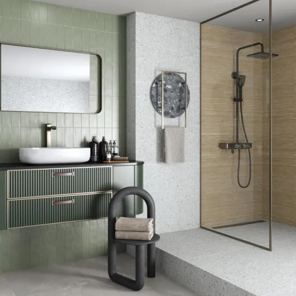 Baño con azulejos efecto hidráulico en tonos neutros, colección Niza de Vives