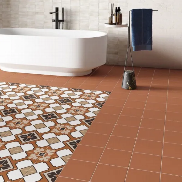 Baño con azulejos efecto hidráulico en tonos cálidos, colección Rivoli de Equipe