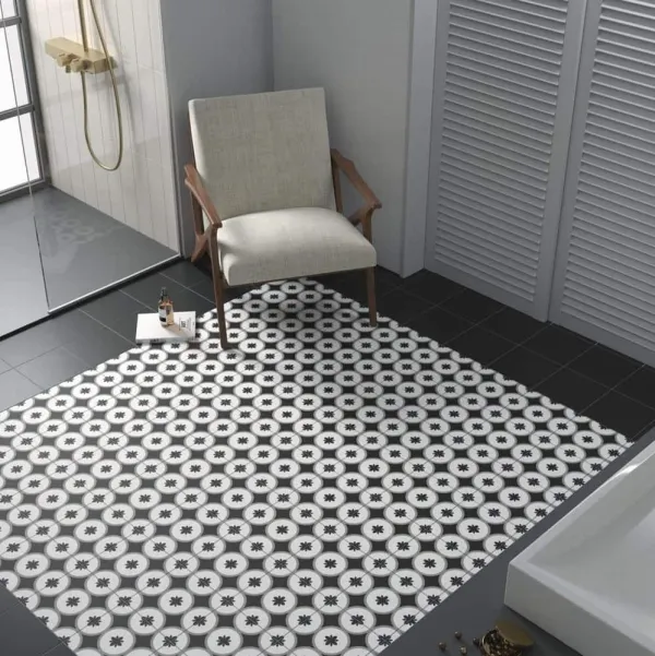 Baño con azulejos efecto hidráulico en tonos neutros, colección Rivoli de Equipe