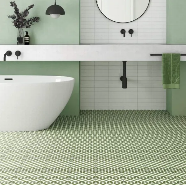 Baño con azulejos efecto hidráulico en tonos fríos, colección Rivoli de Equipe