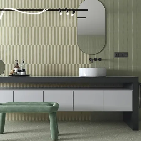 Baño con azulejos efecto hidráulico en tonos fríos, colección Salou de Mayolica