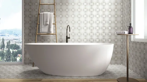 Baño con azulejos efecto hidráulico en tonos neutros, colección Siena de Ape