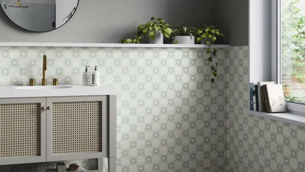Baño con azulejos efecto hidráulico, colección Siena de Ape