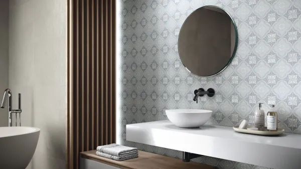 Baño con azulejos efecto hidráulico, colección Siena de Ape