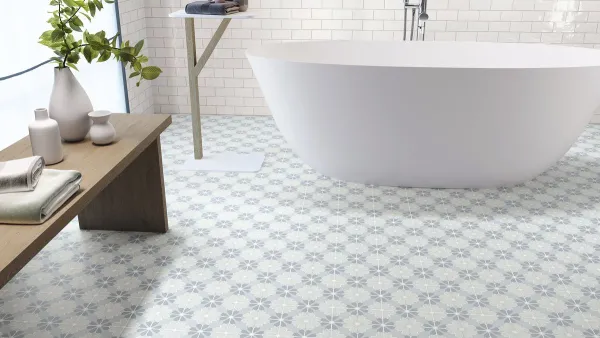 Baño con azulejos efecto hidráulico en tonos fríos, colección Siena de Ape