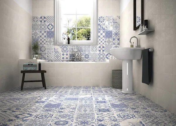 Baño con azulejos efecto hidráulico, colección Skyros de Realonda