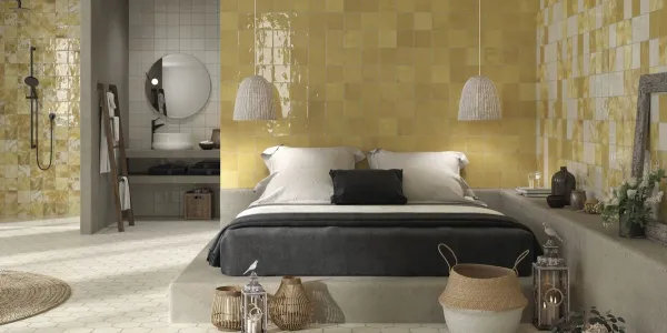 Baño con azulejos efecto hidráulico en tonos cálidos, colección Souk de Ape