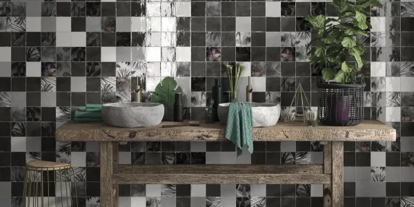 Baño con azulejos efecto hidráulico en tonos neutros, colección Souk de Ape