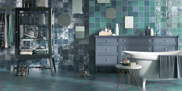 Baño con azulejos efecto hidráulico en tonos fríos, colección Souk de Ape