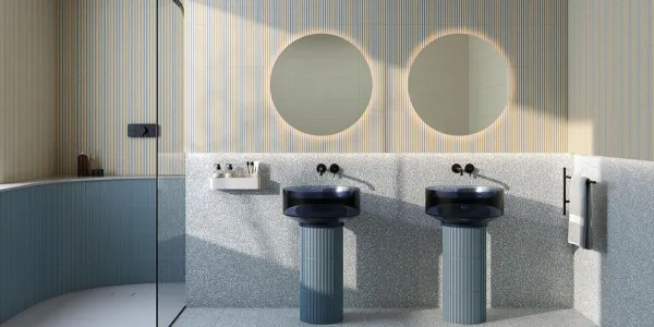 Baño con azulejos efecto hidráulico en tonos fríos, colección Surf de Vives