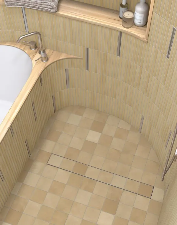 Baño con azulejos efecto hidráulico en tonos cálidos, colección Surf de Vives