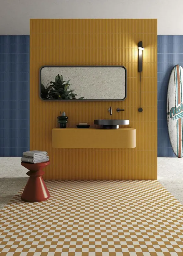 Baño con azulejos efecto hidráulico en tonos cálidos, colección Surf de Vives