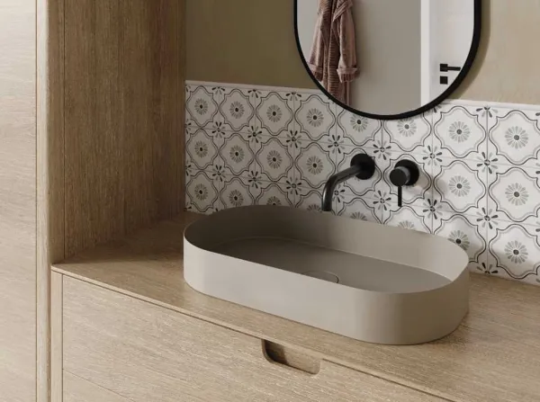 Baño con azulejos efecto hidráulico en tonos cálidos, colección Tanger de Harmony