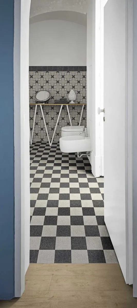 Baño con azulejos efecto hidráulico en tonos fríos, colección Terrazo de Mayolica