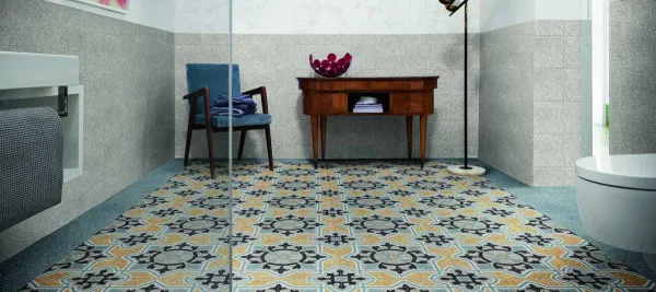 Baño con azulejos efecto hidráulico en tonos fríos, colección Terrazo de Mayolica