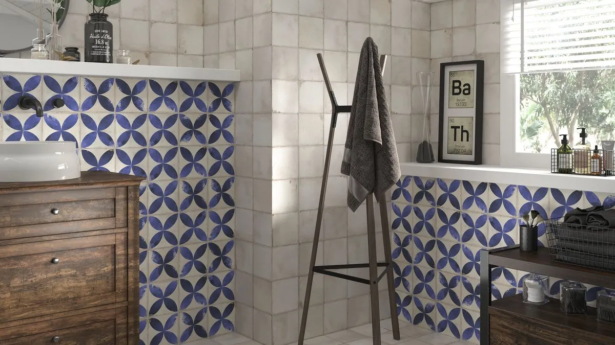 Baño con azulejos efecto hidráulico, colección Village de Ape