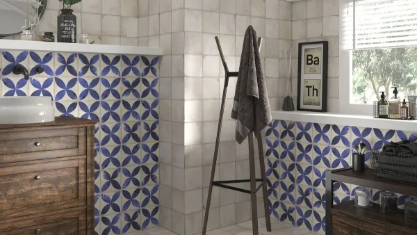 Baño con azulejos efecto hidráulico, colección Village de Ape