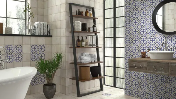 Baño con azulejos efecto hidráulico, colección Village de Ape