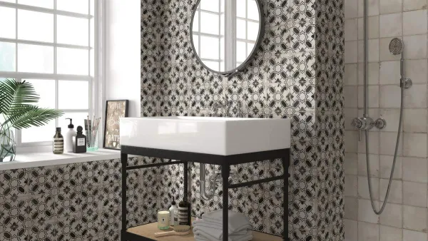 Baño con azulejos efecto hidráulico en tonos neutros, colección Village de Ape