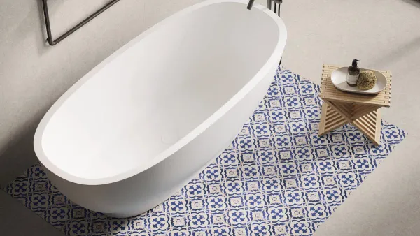 Baño con azulejos efecto hidráulico, colección Village de Ape
