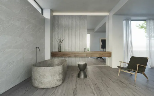 Baño con azulejos efecto madera en tonos neutros, colección Alchemy de Peronda