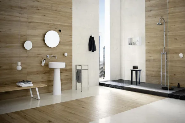 Baño con azulejos efecto madera, colección Allmarble de Marazzi