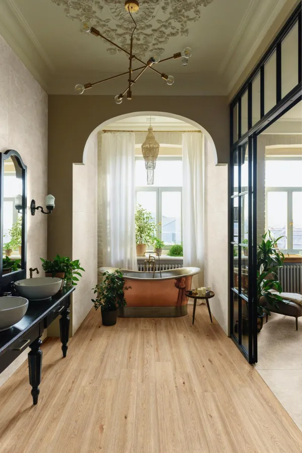 Baño con azulejos efecto madera en tonos cálidos, colección Alma de Marazzi