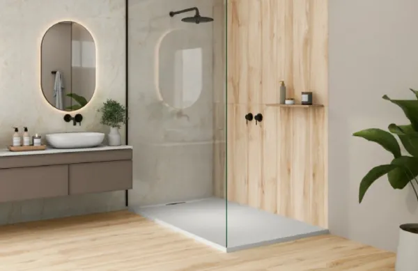 Baño con azulejos efecto madera en tonos cálidos, colección Baldai de STN