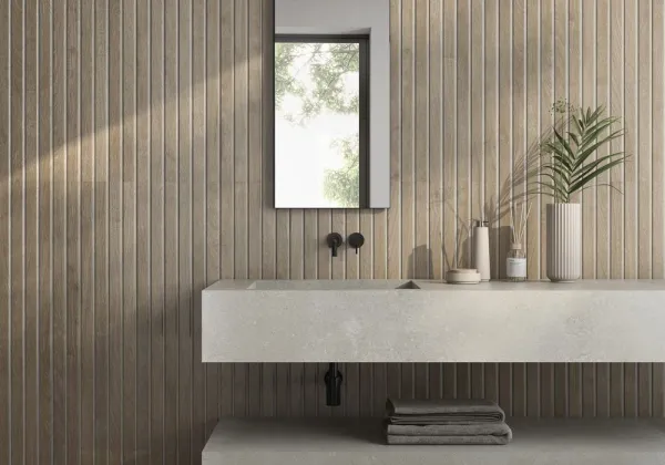 Baño con azulejos efecto madera en tonos cálidos, colección Bari de Argenta
