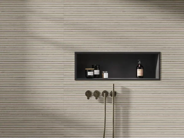 Baño con azulejos efecto madera en tonos cálidos, colección Bari de Argenta