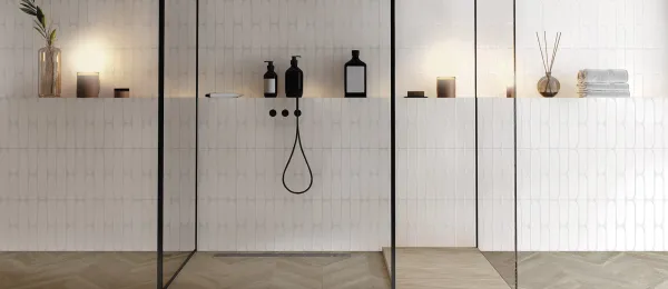 Baño con azulejos efecto madera en tonos neutros, colección Chevron de Aparici
