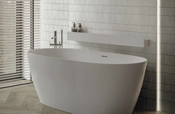 Baño con azulejos efecto madera en tonos neutros, colección Chevron de Aparici