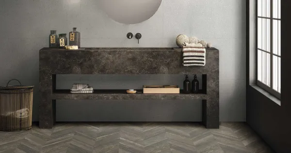 Baño con azulejos efecto madera en tonos neutros, colección Chevron de Aparici