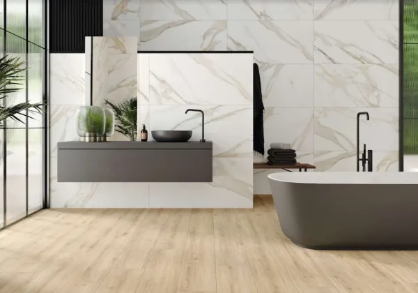 Baño con azulejos efecto madera, colección Concorde de Alaplana