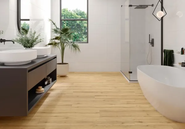 Baño con azulejos efecto madera en tonos cálidos, colección Concorde de Alaplana