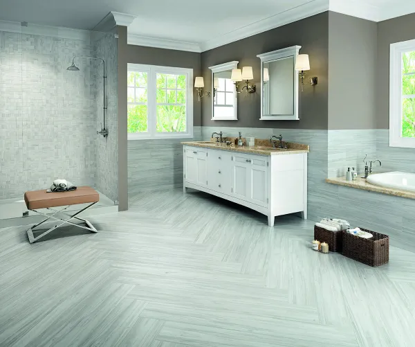 Baño con azulejos efecto madera en tonos fríos, colección Cypress de STN