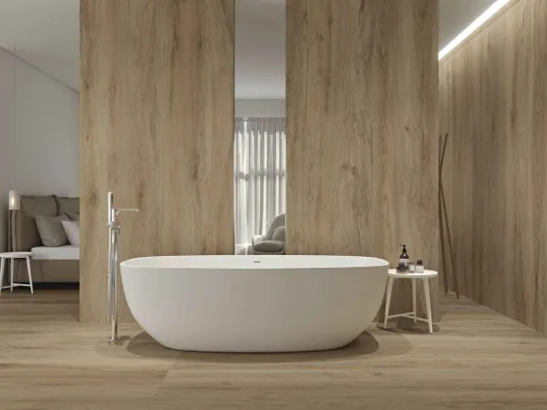 Baño con azulejos efecto madera en tonos cálidos, colección Ducale de Baldocer