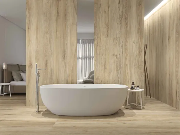 Baño con azulejos efecto madera en tonos cálidos, colección Ducale de Baldocer
