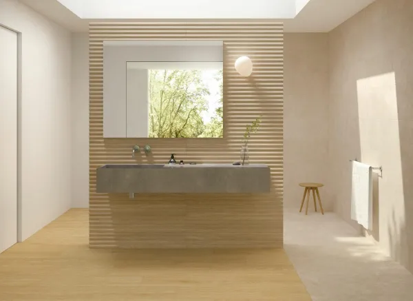 Baño con azulejos efecto madera en tonos cálidos, colección Granier de Peronda