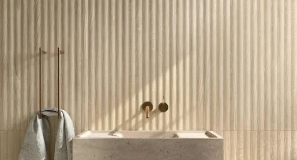 Baño con azulejos efecto madera en tonos cálidos, colección Granier de Peronda