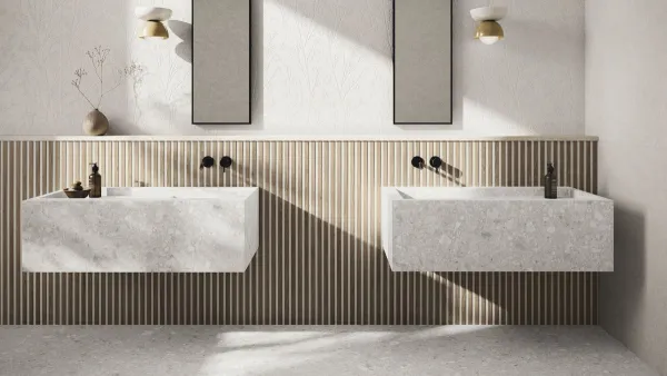 Baño con azulejos efecto madera en tonos neutros, colección Greystone de Ape