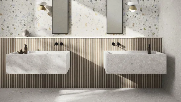 Baño con azulejos efecto madera en tonos neutros, colección Greystone de Ape