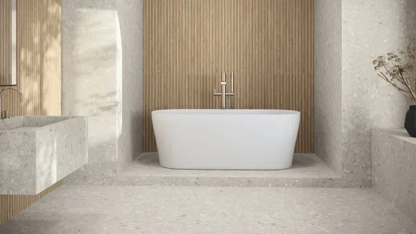 Baño con azulejos efecto madera en tonos cálidos, colección Greystone de Ape