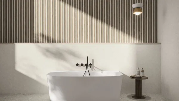 Baño con azulejos efecto madera en tonos cálidos, colección Greystone de Ape